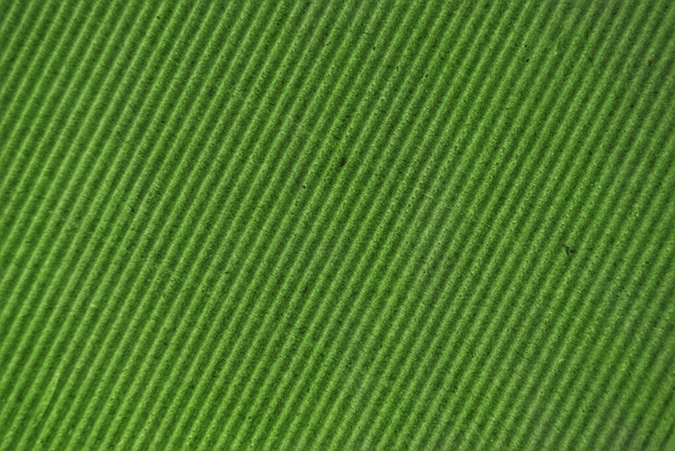 Groene achtergrond van golfkarton. Diagonale strepen. - Foto, afbeelding