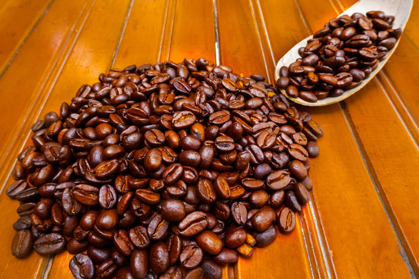 木製のスプーンでコーヒー豆のクローズアップ.コロンビア料理 - 写真・画像