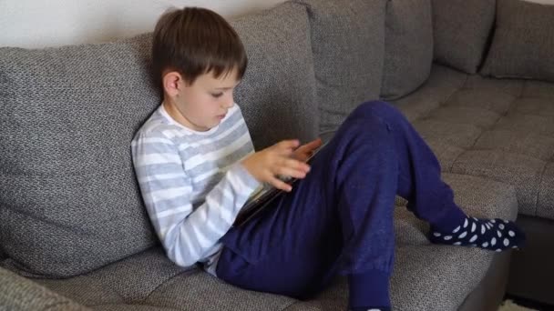 School kind met behulp van tablet voor huiswerk Afstandsonderwijs online onderwijs. - Video