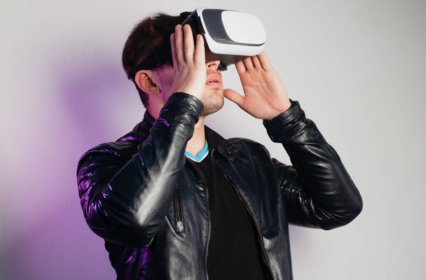 VRメガネの男は仮想現実を楽しむ - 写真・画像