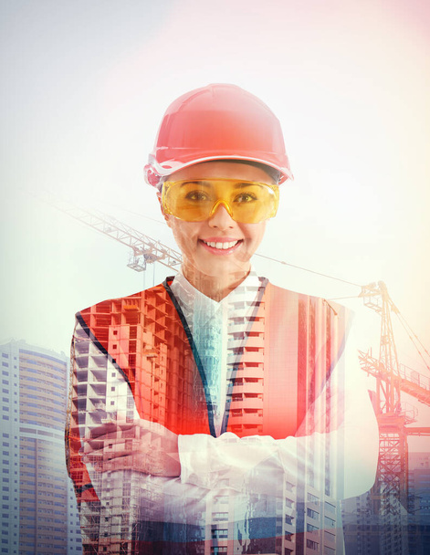 Naispuolisen teollisuusinsinöörin kaksinkertainen altistuminen univormussa ja rakentamisessa
  - Valokuva, kuva