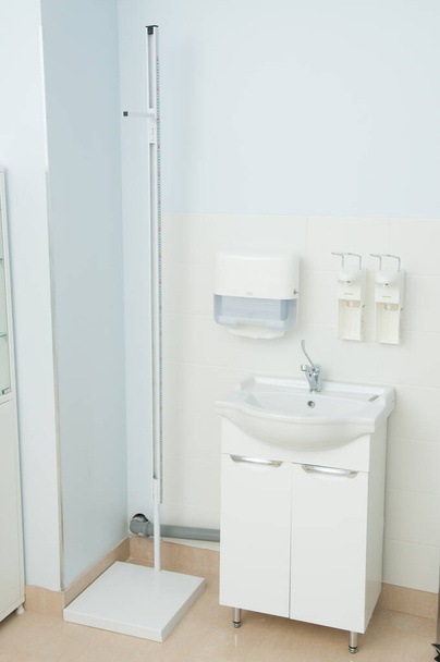 Sink and sanitizer in clinic. Medical equipment. Coronavirus pandemic - 写真・画像