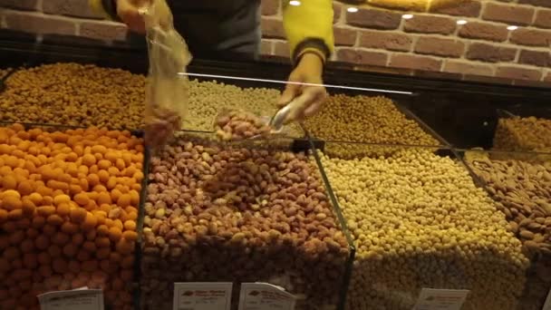 čerstvé ořechy na trhu - Záběry, video