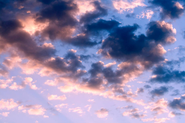 Dramatická obloha s tmavě modrou a světle růžovou mraky během západu slunce - Fotografie, Obrázek