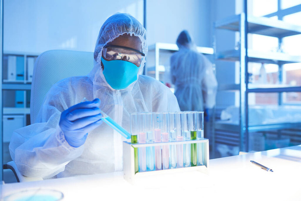 Chemik pracující se vzorky v laboratoři - Fotografie, Obrázek