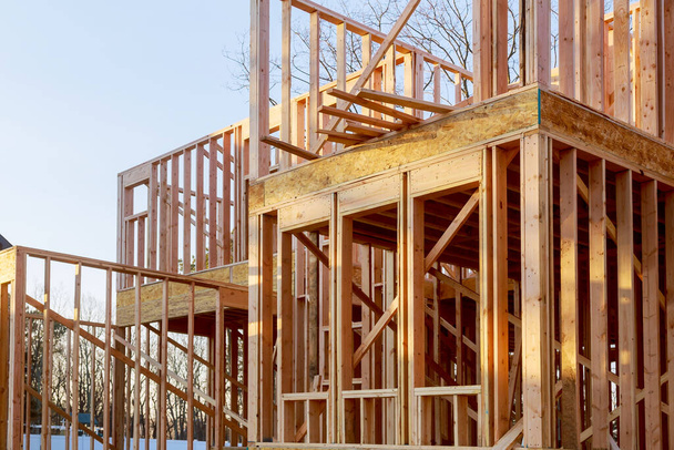 Amerykańskie belki mieszkalne domu w drewnianym domu ramki w budowie - Zdjęcie, obraz