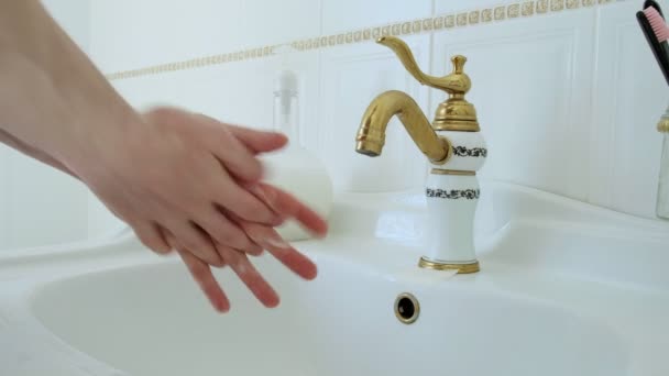 2019-nCV保護。COVID-19の普及を避けるために蛇口の下に手を洗う男 - 映像、動画
