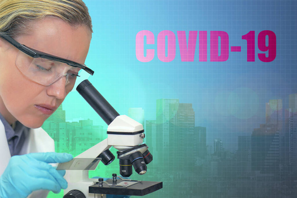 Kobieta-naukowiec trzyma szkiełko do mikroskopu. Technologia medyczna i koncepcja badań farmaceutycznych. Medyczna koncepcja pandemii koronawirusowej w krajach. Sztandar COVIN-19. - Zdjęcie, obraz