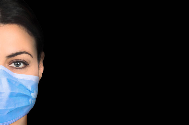 Corona virus concept - Γυναίκα που φοράει μάσκα προστασίας σε μαύρο χώρο για οποιοδήποτε κείμενο - Φωτογραφία, εικόνα