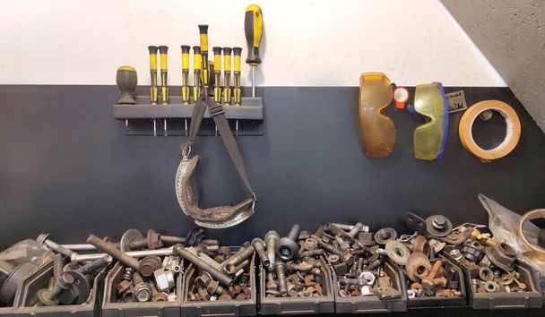 conjunto de ferramentas para repelir carro na oficina de automóveis
 - Foto, Imagem
