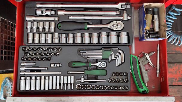 conjunto de herramientas para el coche de repetición en taller de automóviles
 - Foto, Imagen