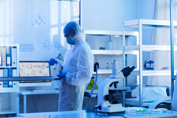 Scientist working in the laboratory - Фото, изображение