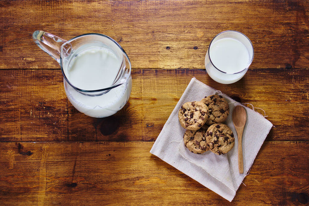 galletas de chocolate y un gran vaso de leche, merienda típica española
 - Foto, imagen