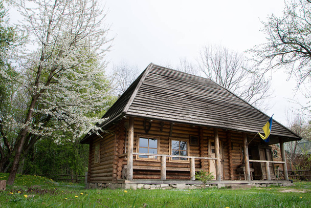 Pequeño resort de estilo europeo casa de madera o cabaña de madera en el bosque.Antigua casa de madera.Madera vieja en el campo. Cerca está el hermoso bosque
 - Foto, Imagen