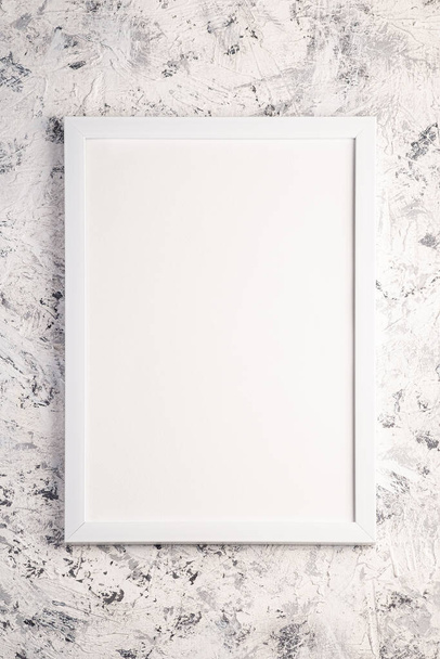 Біла порожня шаблонна рамка зображення на текстурованому яскравому, сірому та чорному тлі, вид зверху, макет місця для копіювання
 - Фото, зображення