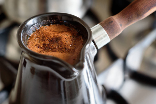 Fermer mousse de café dans jezve
. - Photo, image