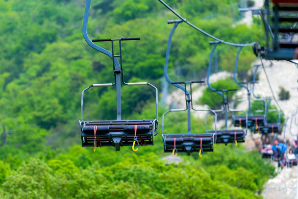 Funicular con asientos en el resort de montaña - Foto, Imagen