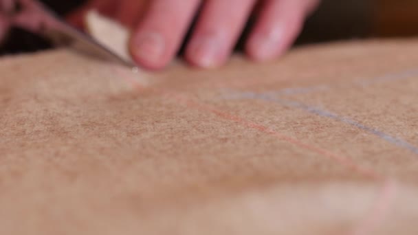 Hand mit Schere geschnitten beige natürlichen Tweed-Stoff. Nahaufnahme des Schneidprozesses. Nähanleitung. Musterbau-Workshop von Modedesignern. Kopierraum, Nähwerkzeuge und Nahaufnahme - Filmmaterial, Video