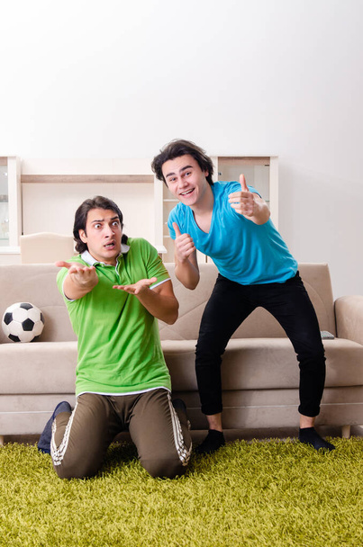 Amigos viendo fútbol en casa
 - Foto, Imagen