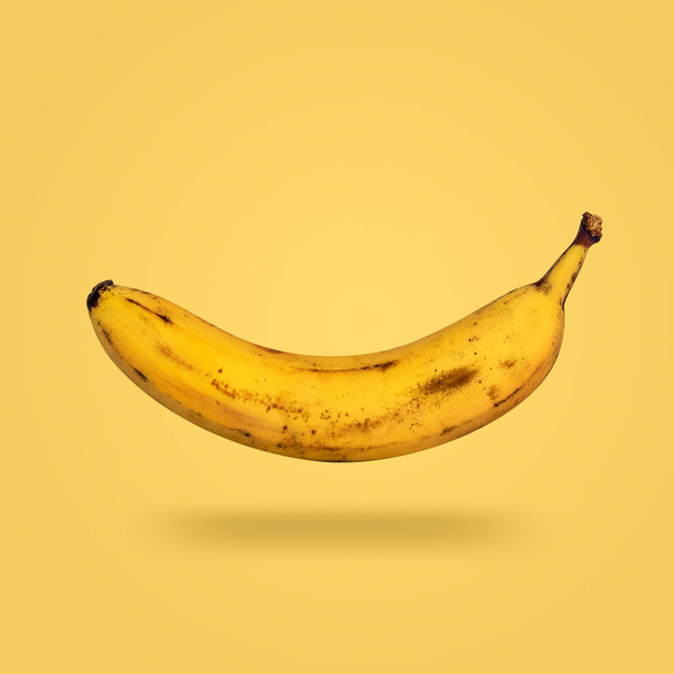 ιπτάμενη rip μπανάνα απομονωμένη σε κίτρινο φόντο - Φωτογραφία, εικόνα