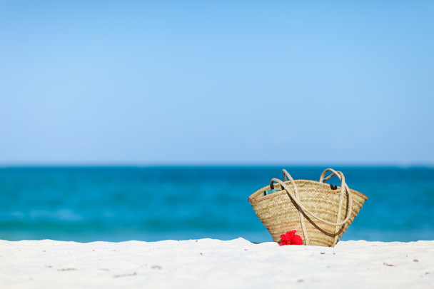 Straw beach bag on exotic white sand beach - Foto, immagini