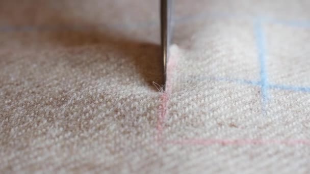 Schaar knip de beige twwed suit stof doek Vakkundige naaister vingers zorgvuldig vasthouden doek en snijden, close-up van de schaar. maatwerk kleding ontwerper maken kleding detail - Video