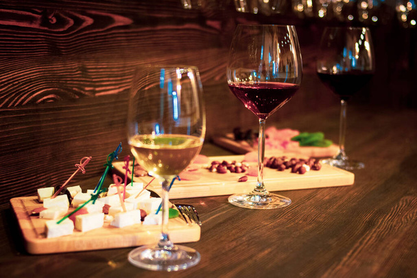 productie en proeverij van verschillende soorten wijnen met snacks - Foto, afbeelding