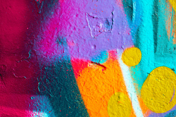Detailní záběr barevné textury městské zdi. Moderní vzor pro design tapet. Kreativní městské zázemí. Abstraktní otevřená skladba. - Fotografie, Obrázek