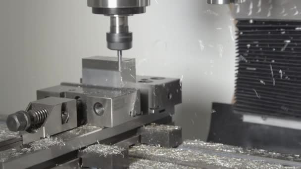 CLOSE UP: boren en scheren van een stuk metaal in een onafgewerkt product. - Video