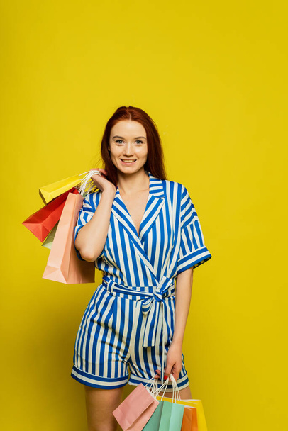 Alışveriş konsepti, indirimler, Kara Cuma. Kadınlar alışveriş yapıyor Yazın alışverişi seviyor. - Fotoğraf, Görsel
