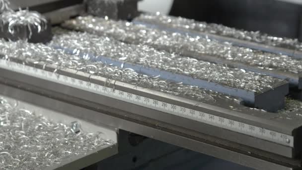 FECHAR, DOF: Os chips de alumínio cobrem o torno após o processamento de uma peça de trabalho. - Filmagem, Vídeo