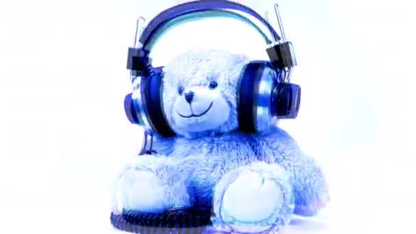 urso de pelúcia marrom fresco com fones de ouvido com efeitos de falha no vídeo
 - Filmagem, Vídeo