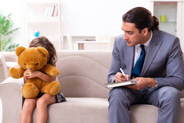 Дитячий психолог відвідує маленьку дівчинку
 - Фото, зображення