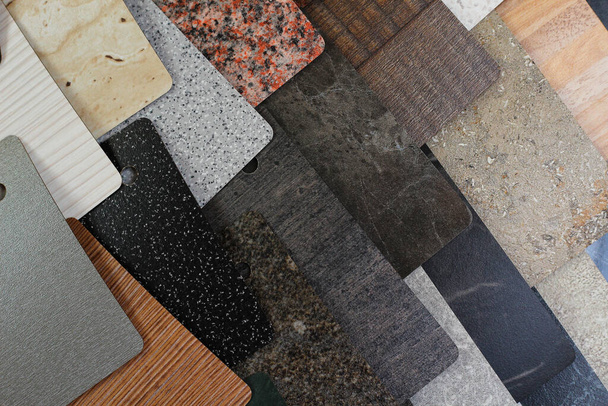 Muestras de texturas de diseño dispuestas sobre la mesa
 - Foto, imagen