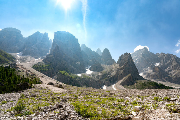 Pale di San Martino rozsah panorama krajiny během letní sezóny. Passo Rolle letní krajina - Fotografie, Obrázek