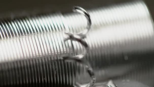 MACRO: Gedraaide krullen breken het werkstuk af tijdens een dragerproces. - Video