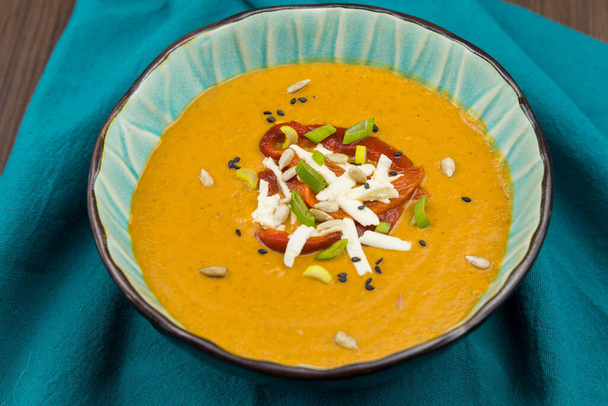 Zuppa di lenticchie rosse con pepe rosso dorato
 - Foto, immagini