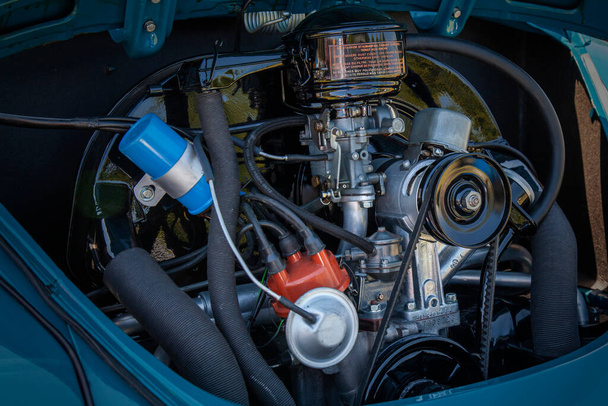 Старий двигун на класичному VW-багу. Відчиняй двері - Фото, зображення