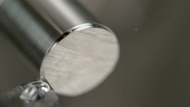 MACRO: Tiro detalhado de uma ferramenta de torno de barbear a borda de uma haste de metal brilhante. - Filmagem, Vídeo