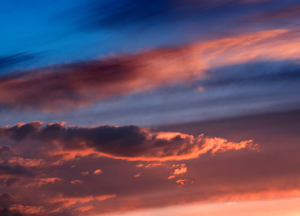 Pinky złoty chmura krajobraz podczas zachodu słońca tło - Zdjęcie, obraz