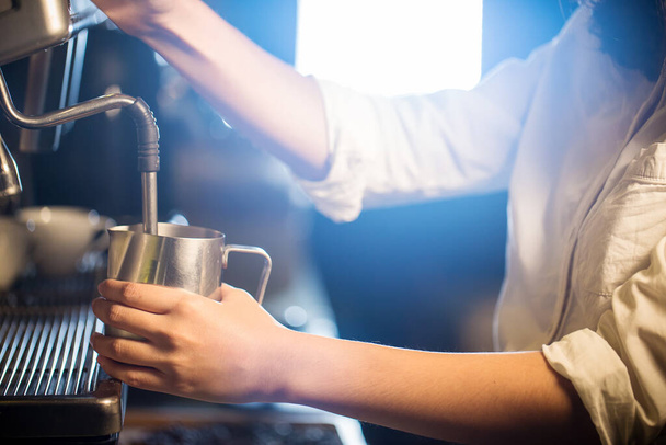 barista pouring coffee in cafe - Zdjęcie, obraz