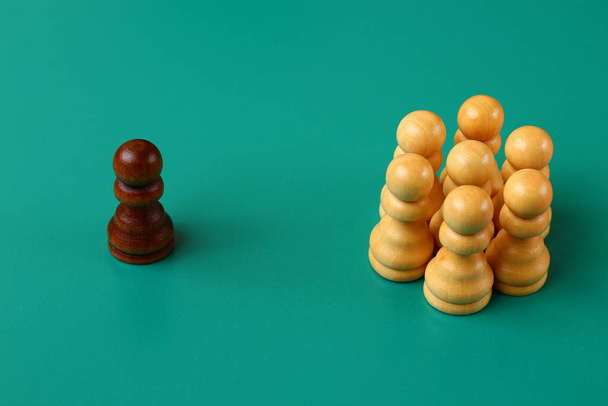 Αφηρημένη έννοια της τέχνης ενός ιδεολογικού ηγέτη και οργανωτή της διαχείρισης με βάση πιόνια σκάκι - Φωτογραφία, εικόνα