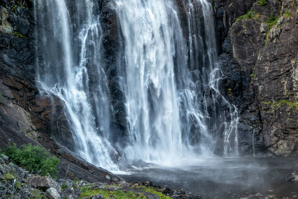 Skjervsfossen noruego hito alta cascada de gran alcance. Naturaleza viaje agua limpia caída horizontal paisaje
 - Foto, Imagen
