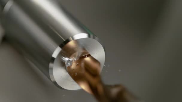 MACRO: Plama narzędziowa tokarki wiercąca dziurę w kawałku aluminium w kształcie cylindra - Materiał filmowy, wideo