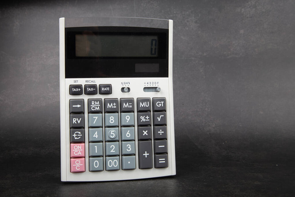 Калькулятор ізольовано на чорному тлі
 - Фото, зображення