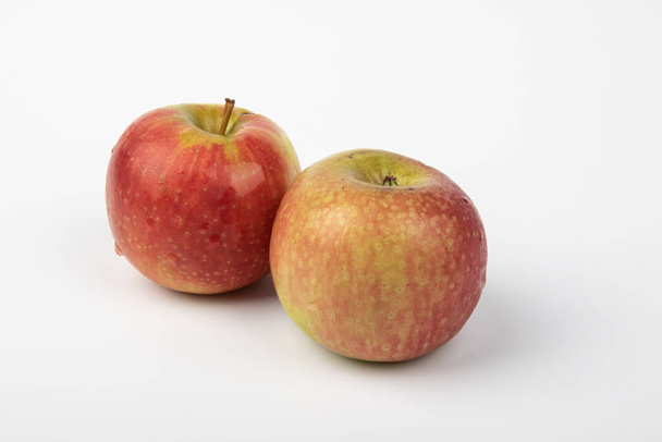 Свіже яблуко ізольовано на білому тлі
. - Фото, зображення