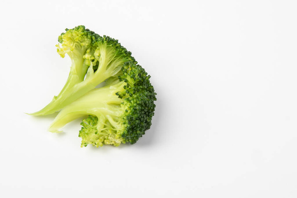 Gekookte verse broccoli geïsoleerd op witte achtergrond - Foto, afbeelding