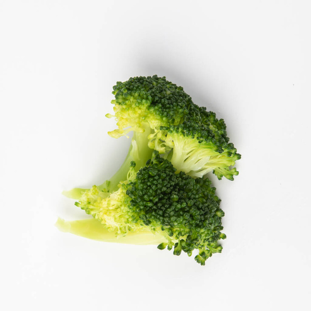 Gekookte verse broccoli geïsoleerd op witte achtergrond - Foto, afbeelding