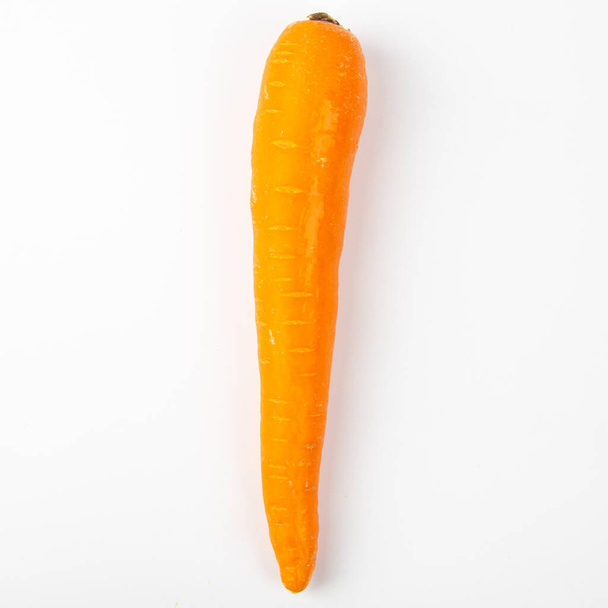 Zanahoria fresca cruda aislada sobre fondo blanco
. - Foto, Imagen