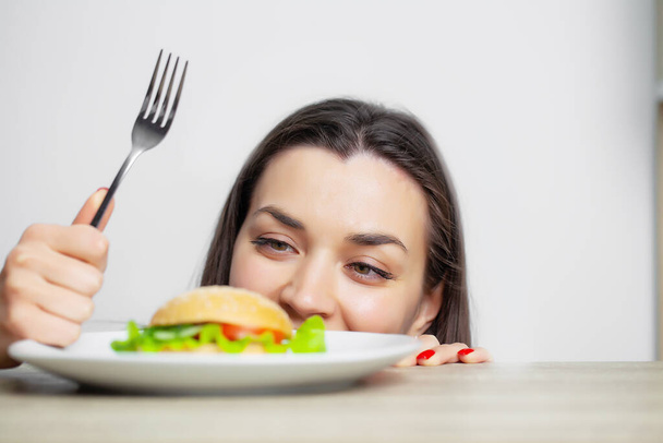 Žena jíst škodlivé potraviny, které přispívají k nadváze. - Fotografie, Obrázek